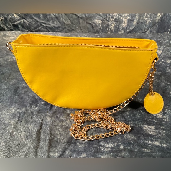 Lemon wedge shoulder strap purse. - Picture 3 of 5